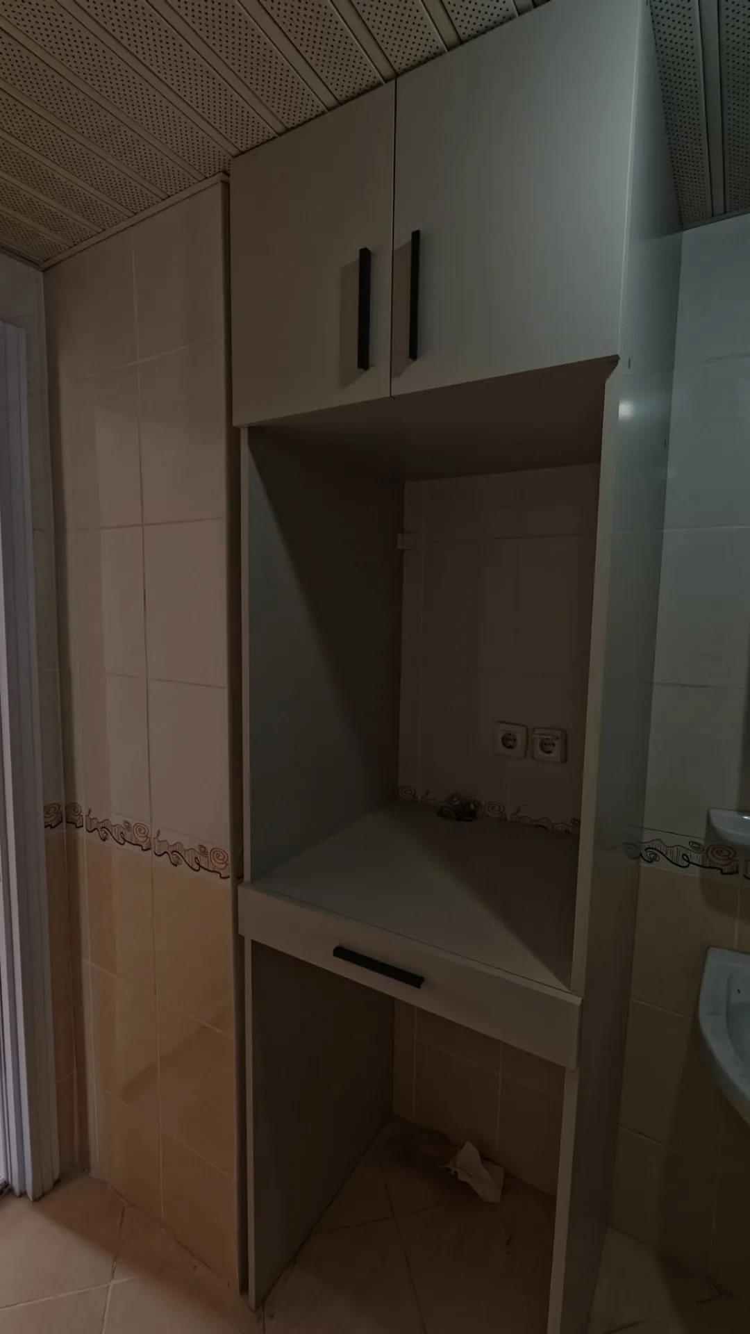 Çamaşır makinesi nişi bırakılmış, kapaklı üst bölmeli beyaz banyo dolabı
